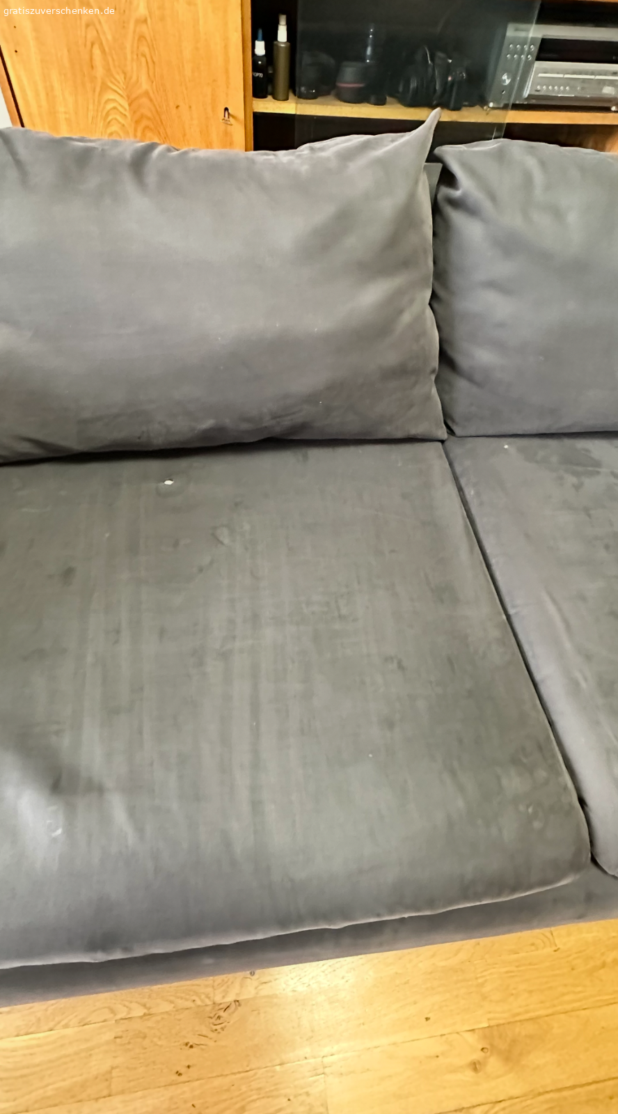 SÖDERHAMN 3er Couch zu verschenken. Ich verschenke meine gut erhaltene und sehr gemütliche SÖDERHAMN Couch von IKEA.
Sie hat zwei Armlehnen (abnehmbar), zwei Rückenkissen und ein Seitenkissen (siehe Fotos).

Die Bezüge lassen sich leicht abnehmen und reinigen oder bei Bedarf durch neue ersetzen – Originalbezüge gibt es bei IKEA, Alternativen online.

Hinweis: Auf den Sitzkissen befinden sich ein paar kleine Brandlöcher (siehe Fotos), ansonsten ist die Couch in gutem Zustand.

Ich gebe sie ab wegen Neuanschaffung. Nur Selbstabholung (Nahe S Herrmanstraße)

Mehr Bilder von der Couch sind hier https://www.kleinanzeigen.de/s-anzeige/soederhamn-3er-couch-zu-verschenken/3061108383-88-3393