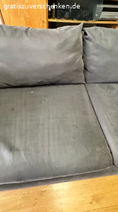 SÖDERHAMN 3er Couch zu verschenken. Ich verschenke meine gut erhaltene und sehr gemütliche SÖDERHAMN Couch von IKEA.
Sie hat zwei Armlehnen (abnehmbar), zwei Rückenkissen und ein Seitenkissen (siehe Fotos).

Die Bezüge lassen sich leicht abnehmen und reinigen oder bei Bedarf durch neue ersetzen – Originalbezüge gibt es bei IKEA, Alternativen online.

Hinweis: Auf den Sitzkissen befinden sich ein paar kleine Brandlöcher (siehe Fotos), ansonsten ist die Couch in gutem Zustand.

Ich gebe sie ab wegen Neuanschaffung. Nur Selbstabholung (Nahe S Herrmanstraße)

Mehr Bilder von der Couch sind hier https://www.kleinanzeigen.de/s-anzeige/soederhamn-3er-couch-zu-verschenken/3061108383-88-3393