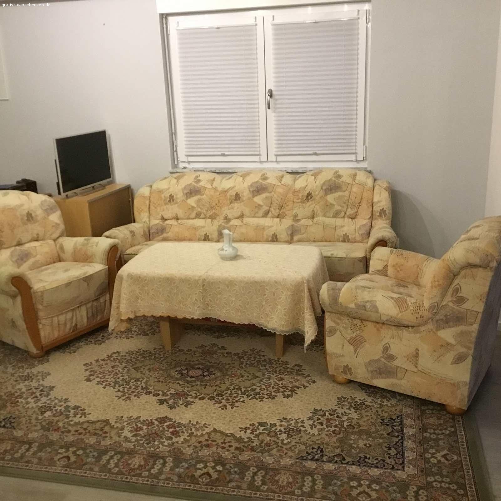 Sofa, 2 Sessel, Wohnzimmertisch. Gut erhaltenes Sofa mit zwei passenden Top-Sesseln und einen gut erhaltenen Wohnzimmertisch kostenlos gegen Abholung zu verschenken.