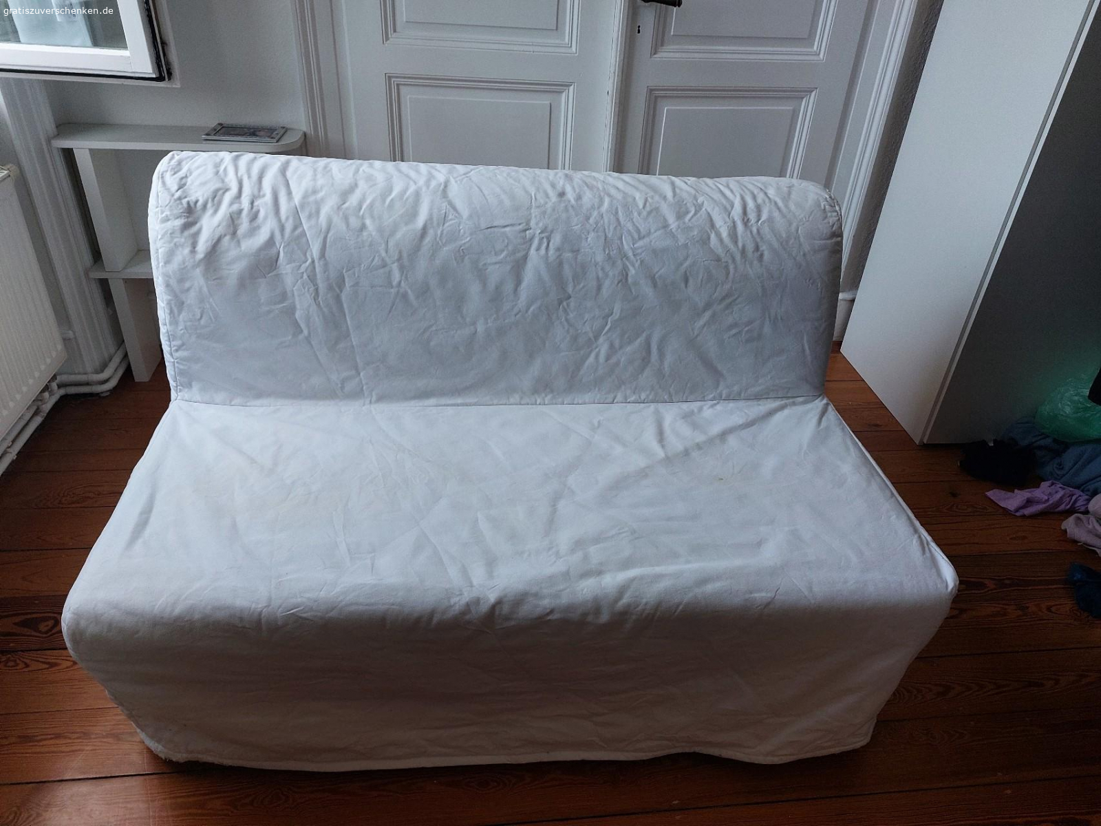 Sofa (Lycksele) zu verschenken. ca. 5 Jahre alt, top funktionsfähig. Als Schlafsofa nutzbar. Sofabezug hat  Gebrauchsspuren, z.B. ein paar Flecken die leider nicht mehr rausgehen und ein paar Löcher ganz unten. Sie können ein neuen Bezug kaufen.
Plus schwarze Unterbox
Das SoLG Eva Linda