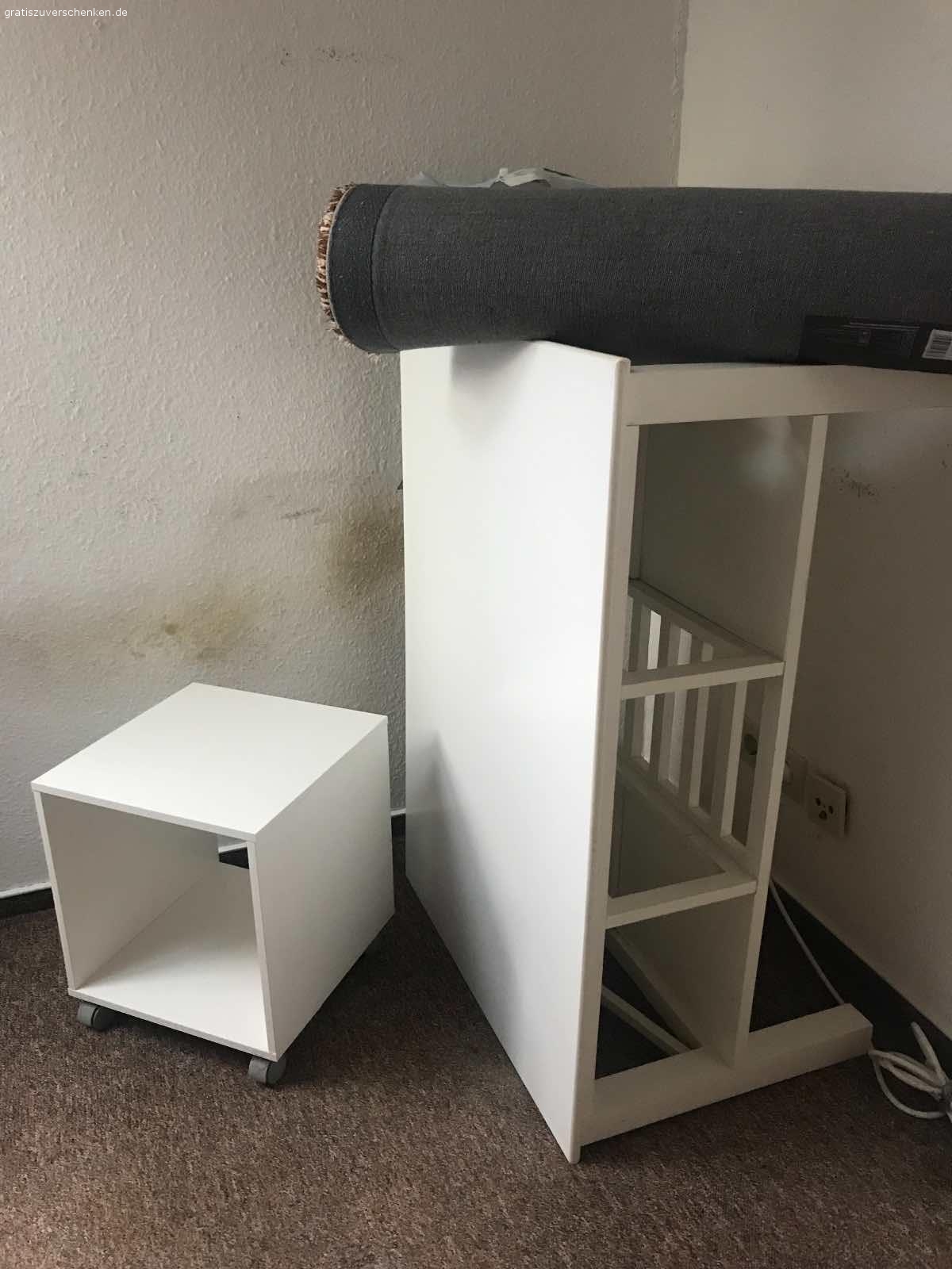 Sofa/Sofatisch/Gefrierschrank/Regal auf Rollen/Bild. Hej. Wir lösen eine Wohnung in Flensburg auf und verschenken daher einige Möbelstücke, die wenig benutzt sind und daher sehr gut/gut erhalten. Das Sofa, 2 Jahre alt, hat eine Schlaffunktion und einen Bettkasten als Stauraum.
Das Bild ( leider kein Foto ) stammt von IKEA, grossformatig, schwarz-weiss Druck mit Grossstadtmotiv. Der Gefrierschrank umfasst 3 Fächer und ist aufgrund seiner Grösse gut auch in kleine Wohnungen zu integrieren. Die Wohnung wird in Woche 42 aufgelöst. Abholung nach Absprache. Bitte zunächst eine Mail an mich schreiben. Danke.