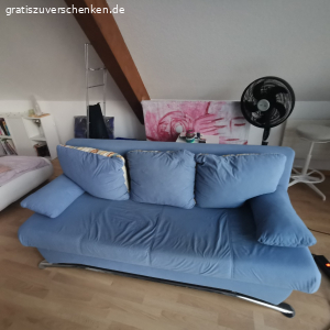 Schlafsofa zu verschenken. Abzuholen in 5.Etage, ohne Lift. 
Für ein Sofa recht leicht.
2 Teile, ca. 25-30kg/ Teil. 
Maße: H: 78 cm, B: 186 cm T: 83 cm
Ausgeklappt als Schlafsofa: ca.166cm
Gebrauchsspuren sichtbar, aber gut erhalten.
