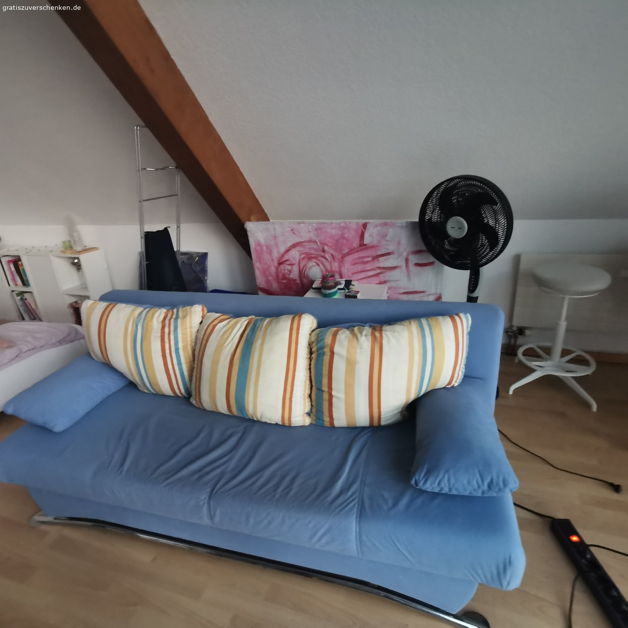 Schlafsofa zu verschenken. Abzuholen in 5.Etage, ohne Lift. 
Für ein Sofa recht leicht.
2 Teile, ca. 25-30kg/ Teil. 
Maße: H: 78 cm, B: 186 cm T: 83 cm
Ausgeklappt als Schlafsofa: ca.166cm
Gebrauchsspuren sichtbar, aber gut erhalten.