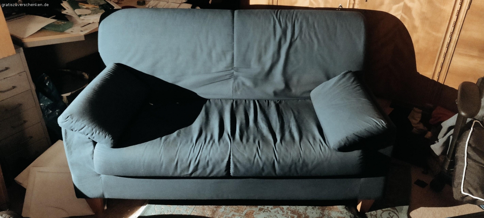 Sofa. Flecken, tut aber noch was es soll. Voll funktionstüchtig....