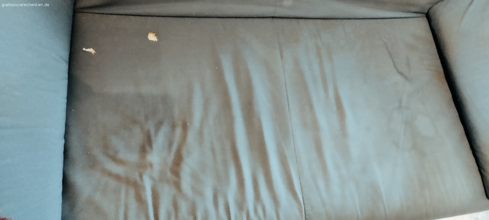 Sofa. Flecken, tut aber noch was es soll. Voll funktionstüchtig....