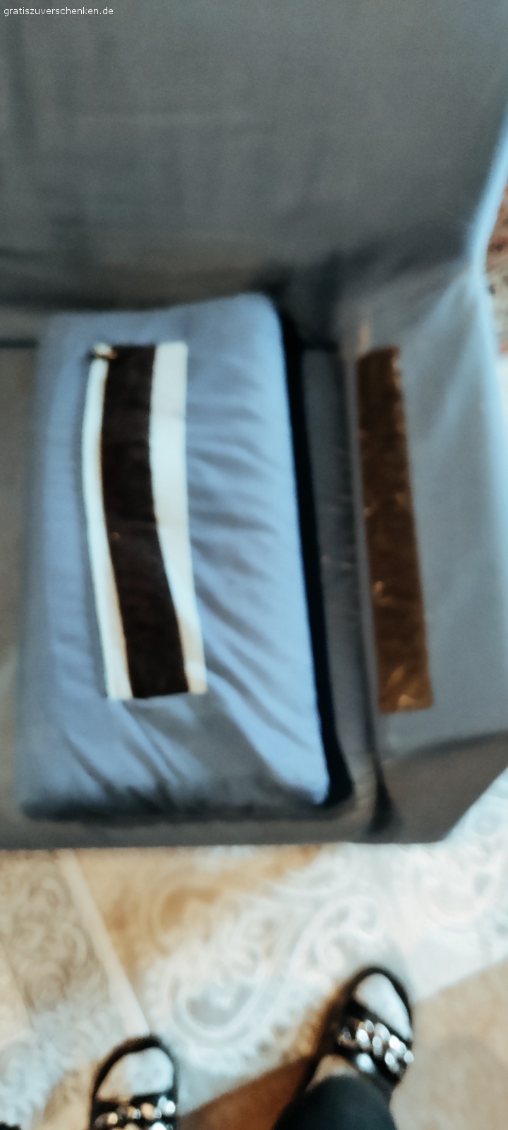 Sofa. Flecken, tut aber noch was es soll. Voll funktionstüchtig....