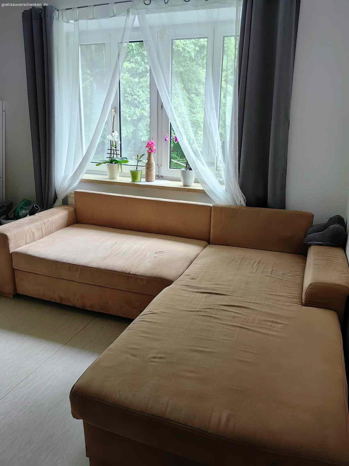 SOFA. ZU VERSCHENKEN

Aufgrund unseres Umzugs verschenken wir ein älteres Sofa (190 X 250), falls es jemandem nützlich ist.

Es muss dieses Wochenende abgeholt werden