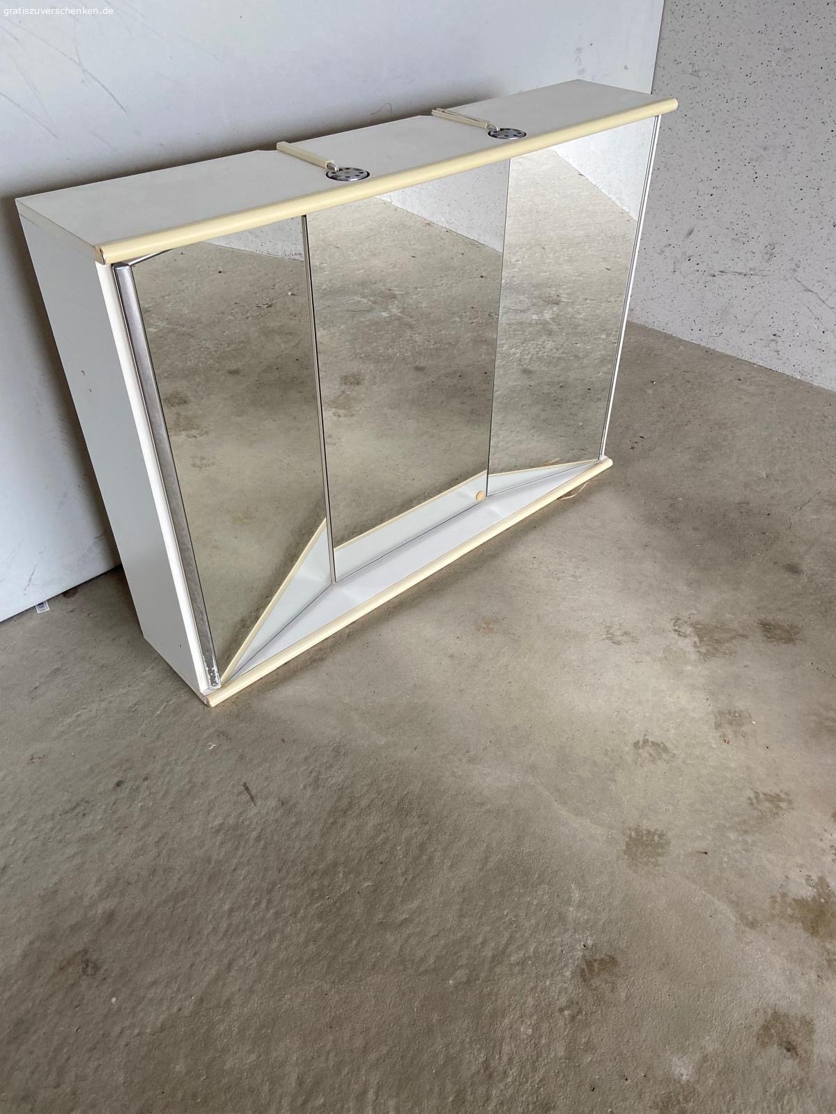 Spiegel Schrankwand. Wandspiegel Schrank für Badezimmer kostenlos abzugeben. mit gebrauchter Spuren und gut erhalten. 
Nur Abholung!