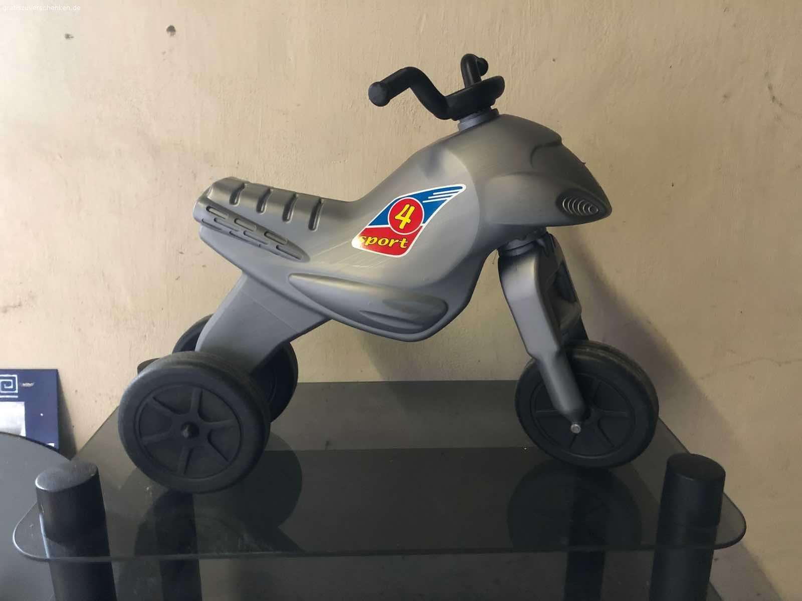 Spielsachen. Sandkasten  (Muschel)
Dreirad
Laufrad
Schubkarre mit Sandspielzeug
Tisch und Stuhl (Kunststoff)
Babystuhl