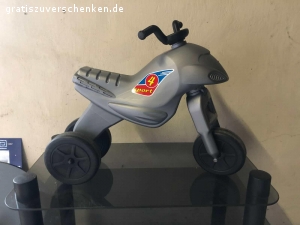 Spielsachen. Sandkasten  (Muschel)
Dreirad
Laufrad
Schubkarre mit Sandspielzeug
Tisch und Stuhl (Kunststoff)
Babystuhl