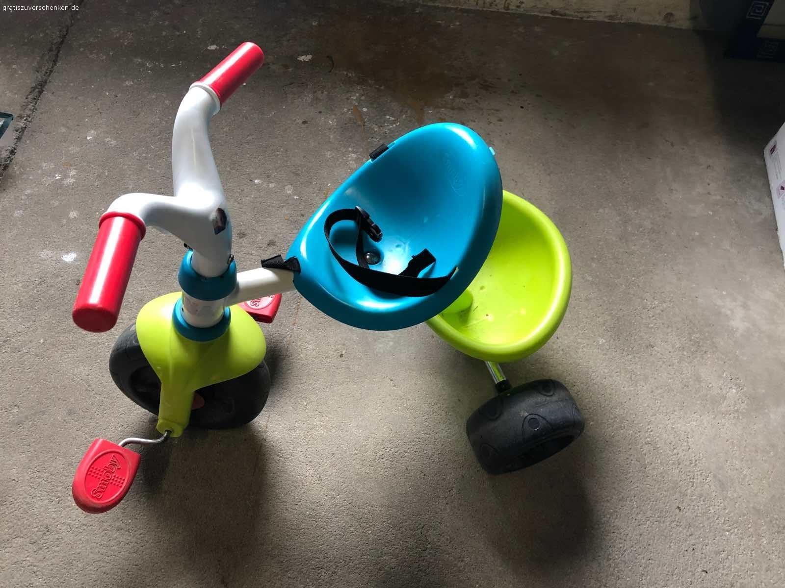 Spielsachen. Sandkasten  (Muschel)
Dreirad
Laufrad
Schubkarre mit Sandspielzeug
Tisch und Stuhl (Kunststoff)
Babystuhl