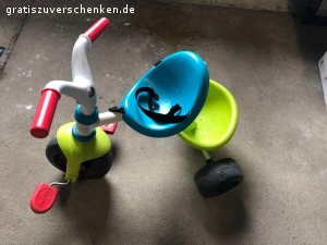 Spielsachen. Sandkasten  (Muschel)
Dreirad
Laufrad
Schubkarre mit Sandspielzeug
Tisch und Stuhl (Kunststoff)
Babystuhl