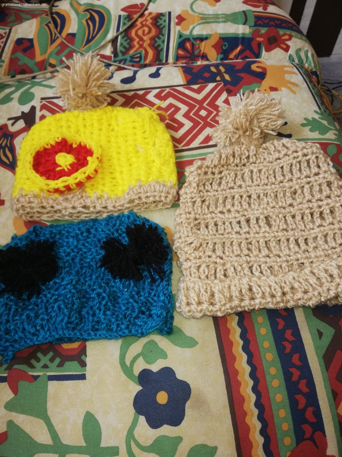 Strickmützen. verschenke drei kleine Strickmützen selbstgemacht versand ist möglich für 2 €