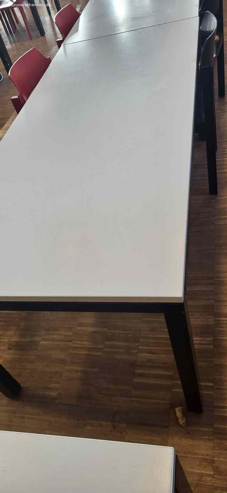 Stühle und Tische. Wir haben aus einer Schulmensa 250 Stühle und 125 Tische zu verschenken ab Ende Februar.