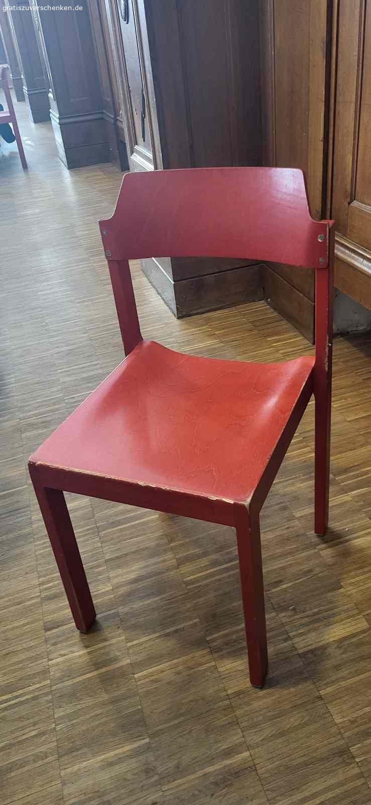 Stühle und Tische. Wir haben aus einer Schulmensa 250 Stühle und 125 Tische zu verschenken ab Ende Februar.