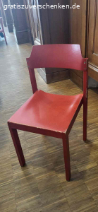 Stühle und Tische. Wir haben aus einer Schulmensa 250 Stühle und 125 Tische zu verschenken ab Ende Februar.