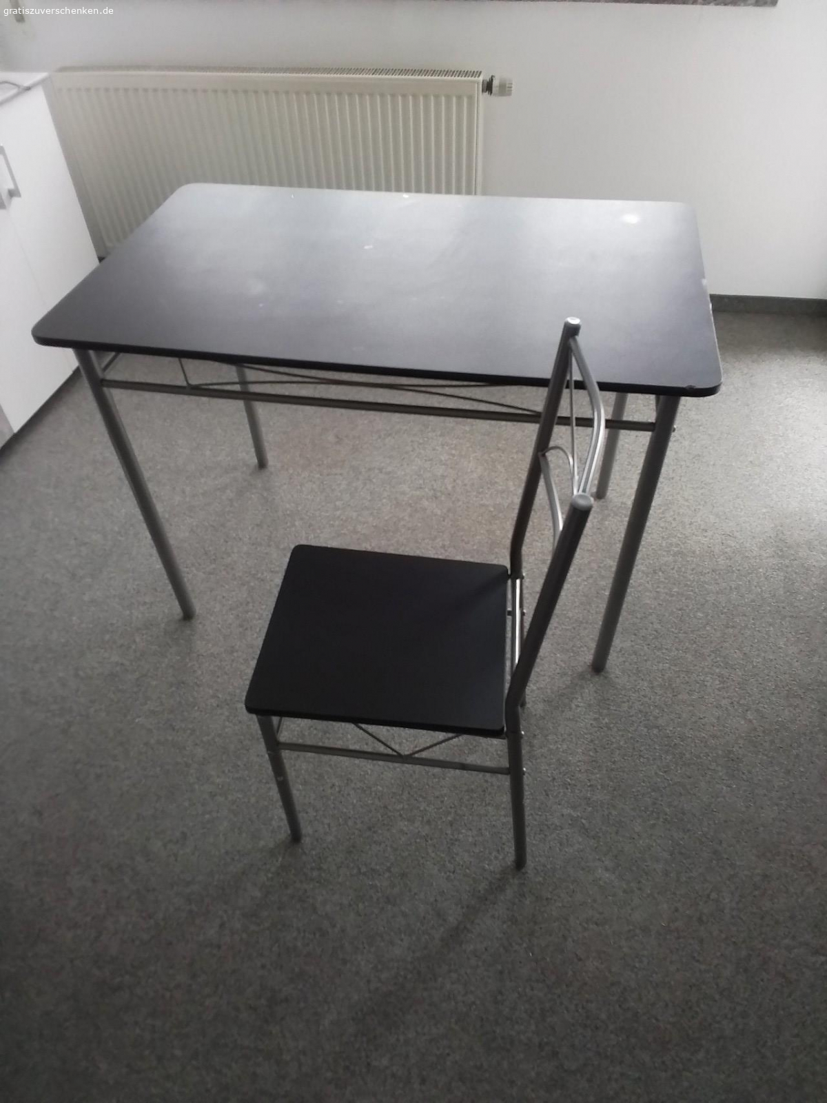 Tisch mit 3 Stühlen. 3 Jahre alt