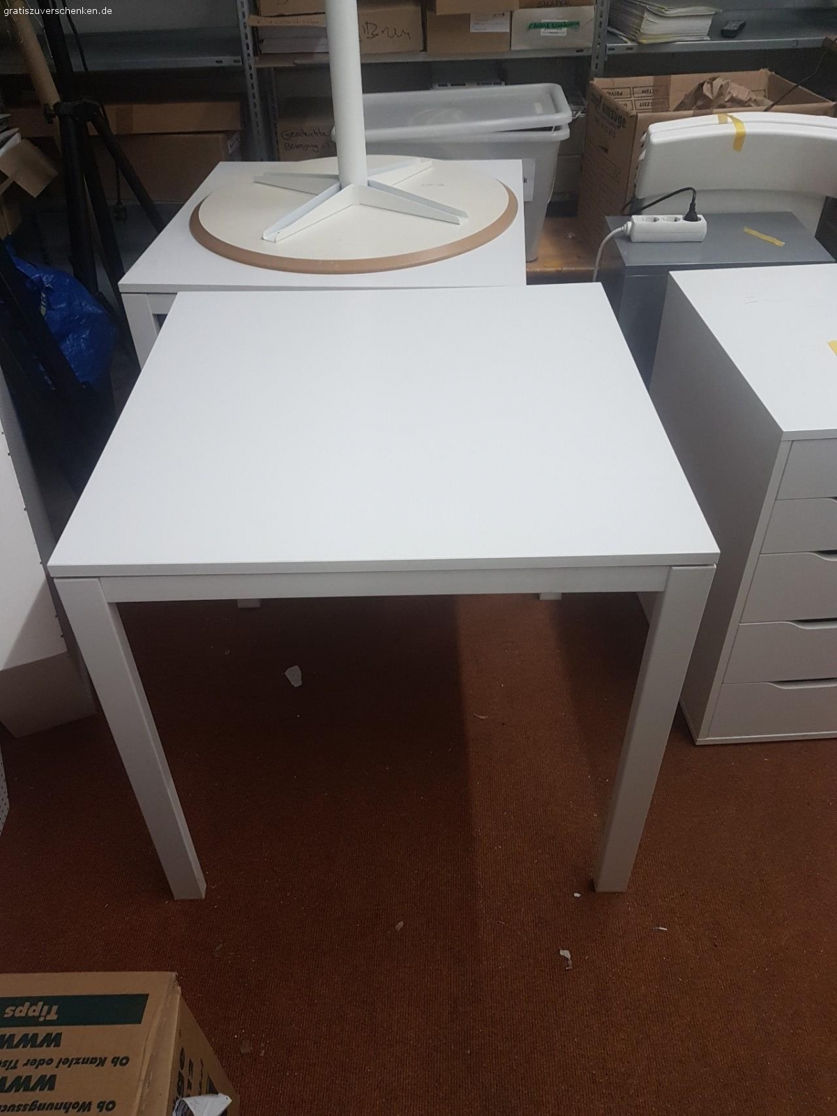 Tische, Stühle, Lampen, Schränke. Zu Verschenken:
Weiße Quadratische Tische
Weiße Stühle
Schreibtischlampen
Stehlampe