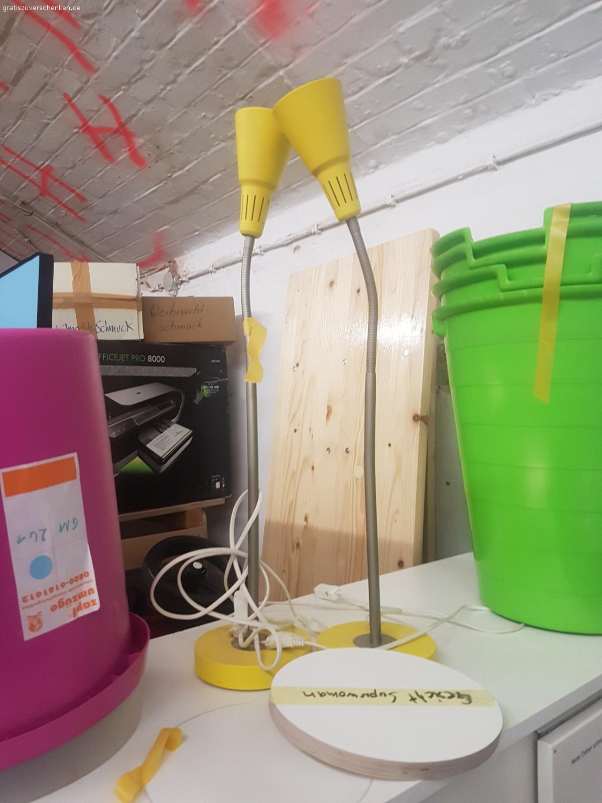 Tische, Stühle, Lampen, Schränke. Zu Verschenken:
Weiße Quadratische Tische
Weiße Stühle
Schreibtischlampen
Stehlampe