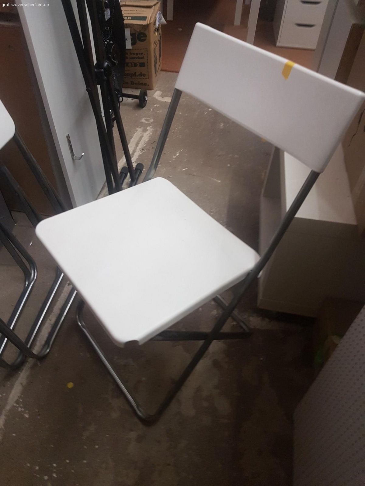 Tische, Stühle, Lampen, Schränke. Zu Verschenken:
Weiße Quadratische Tische
Weiße Stühle
Schreibtischlampen
Stehlampe