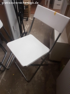Tische, Stühle, Lampen, Schränke. Zu Verschenken:
Weiße Quadratische Tische
Weiße Stühle
Schreibtischlampen
Stehlampe