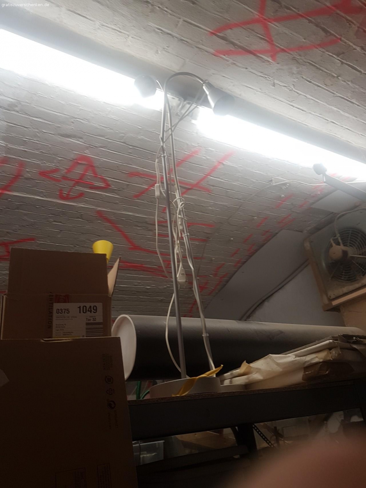 Tische, Stühle, Lampen, Schränke. Zu Verschenken:
Weiße Quadratische Tische
Weiße Stühle
Schreibtischlampen
Stehlampe