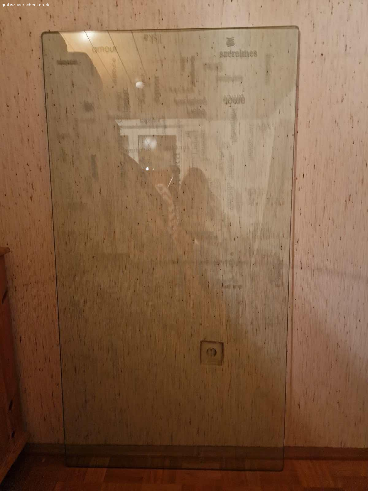 Tischplatte aus Glas. Hallo zusammen,

Ich verschenke diese Tischplatte aus Glas mit dem Wort „Liebe“ in ganz vielen Sprachen und Schriftzeichen.
Die Maße sind 150cm*80cm.

Die Glasplatte ist schwer und wir können beim Einladen helfen.
Liebe Grüße
Stefan