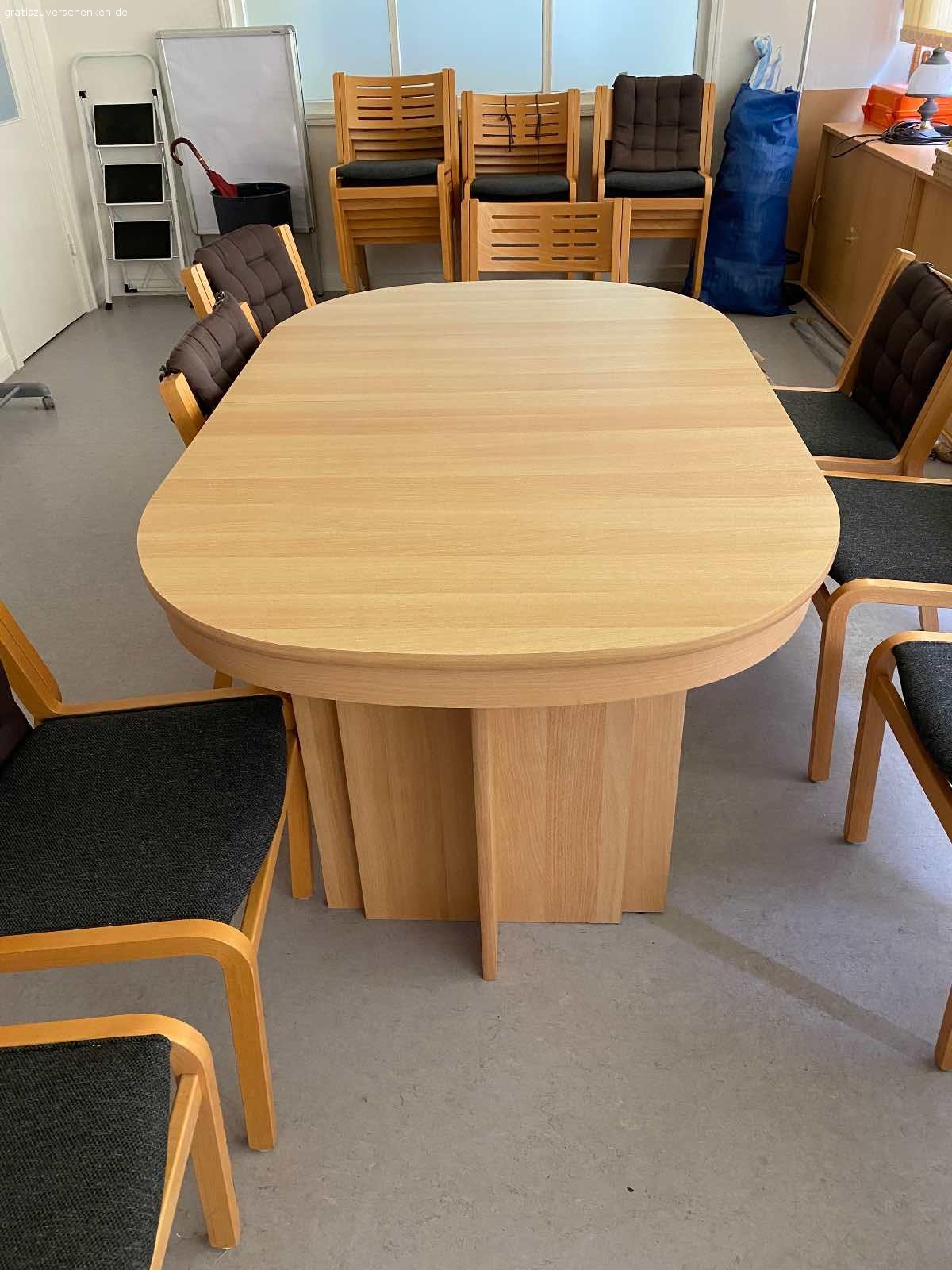 Toller massiver Konferenztisch zu verschenken. Ausgezogen 3,60 Meter lang, über 1 Meter breit. Passen bis zu 14 Personen dran. Zusammen geklappt ca1,50 Meter