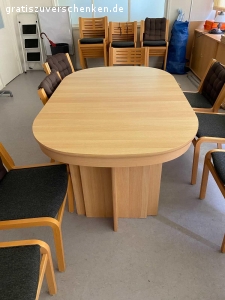 Toller massiver Konferenztisch zu verschenken. Ausgezogen 3,60 Meter lang, über 1 Meter breit. Passen bis zu 14 Personen dran. Zusammen geklappt ca1,50 Meter