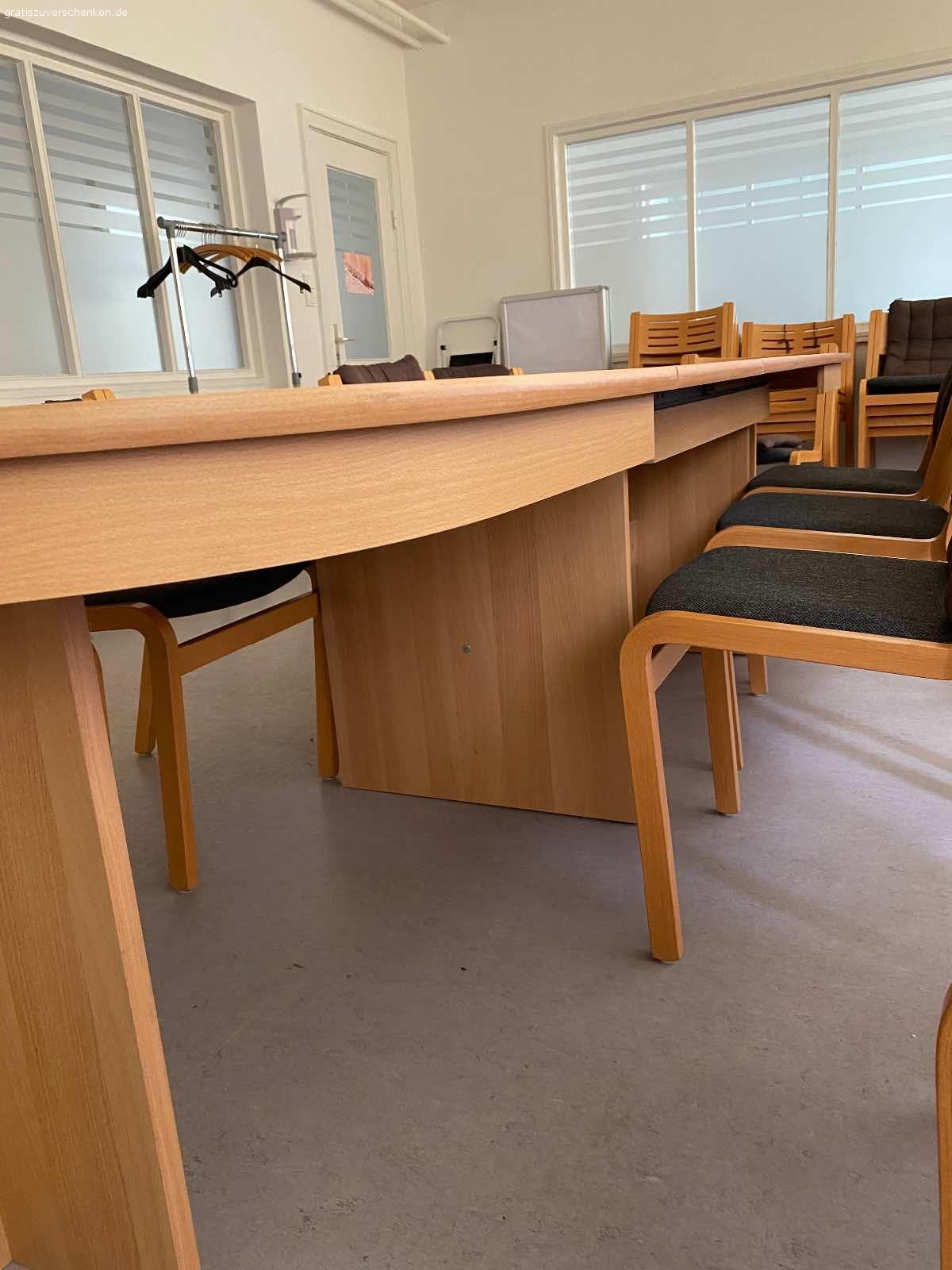 Toller massiver Konferenztisch zu verschenken. Ausgezogen 3,60 Meter lang, über 1 Meter breit. Passen bis zu 14 Personen dran. Zusammen geklappt ca1,50 Meter