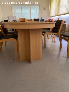 Toller massiver Konferenztisch zu verschenken. Ausgezogen 3,60 Meter lang, über 1 Meter breit. Passen bis zu 14 Personen dran. Zusammen geklappt ca1,50 Meter