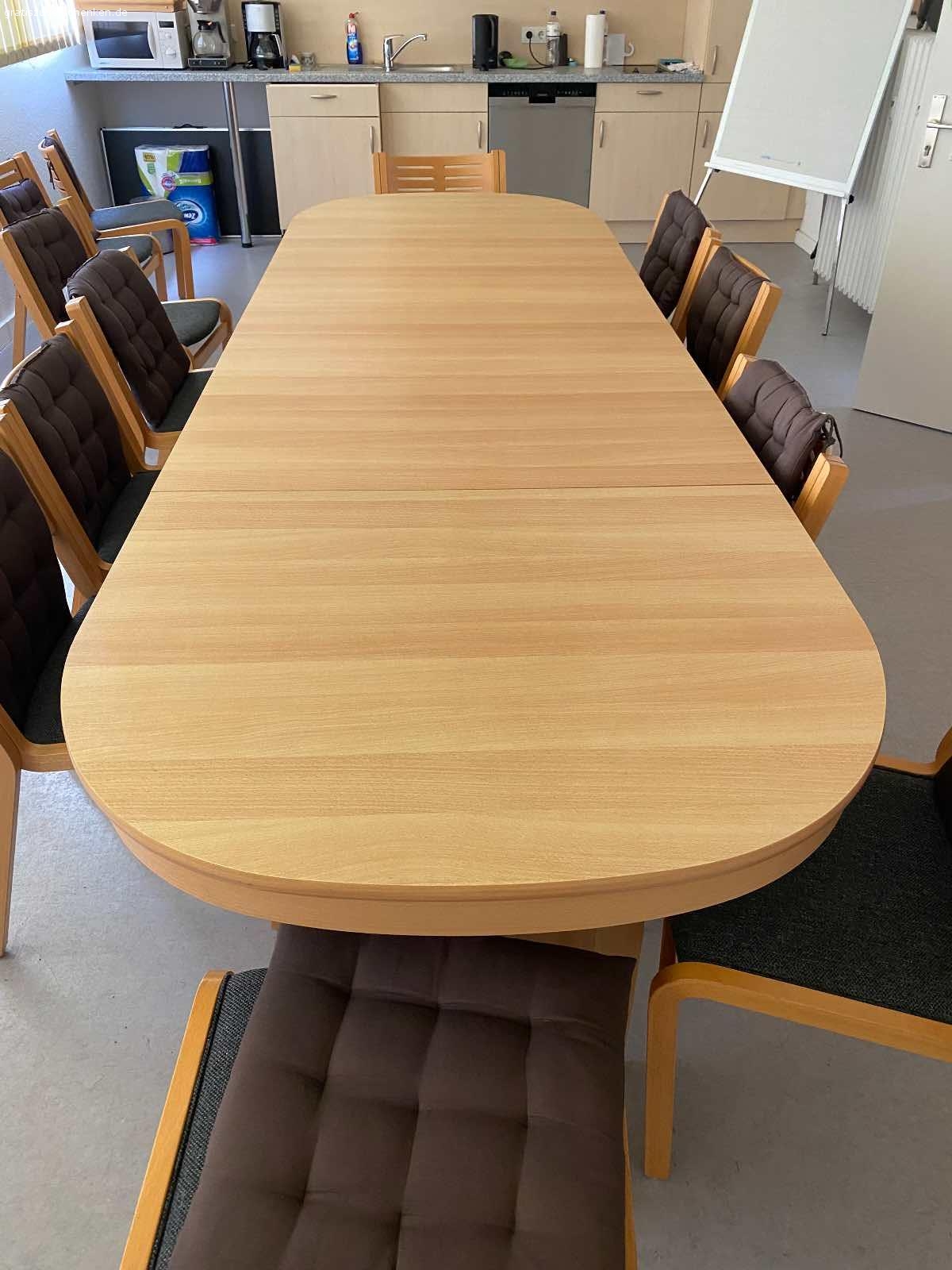 Toller massiver Konferenztisch zu verschenken. Ausgezogen 3,60 Meter lang, über 1 Meter breit. Passen bis zu 14 Personen dran. Zusammen geklappt ca1,50 Meter