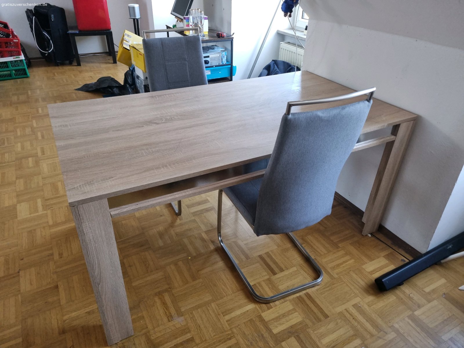 Verschenke einen Esstisch 190x90cm. Gegen Selbstabholung Esstisch 190x90cm, Höhe 75 cm, leichte, kaum sichtbare Beschädigung der Oberfläche. Auf Wunsch gibt es noch 2 Freischwinger-Stühle in grau, einer davon mit einem Fleck.