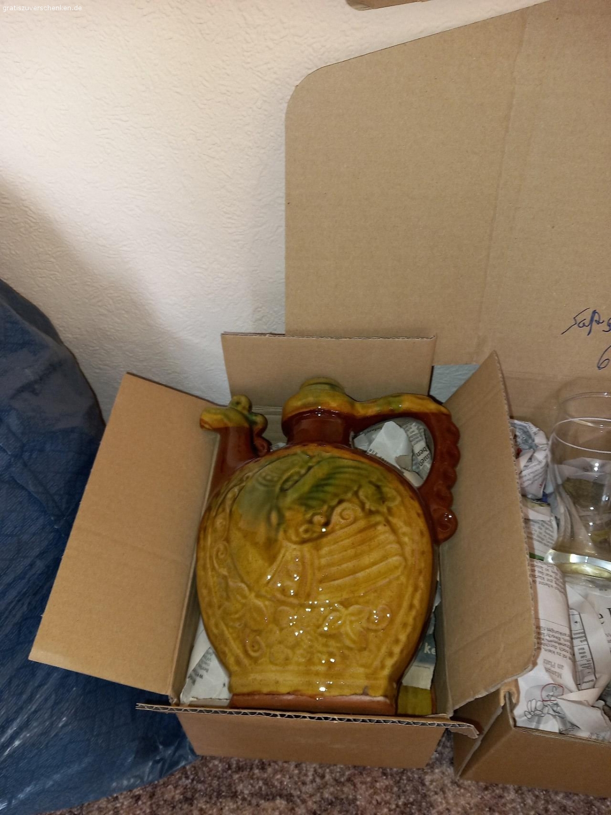 verschiedene Dekoartikel. DEKO aus Keramik Kanne mit 6 Bechern(Bild)o.Porzelan (verschidenes Geschirr)o.Glas u.Gardinen(Bilder auf Nachfrage)zu verschenken o.tauschen auf Anfrage