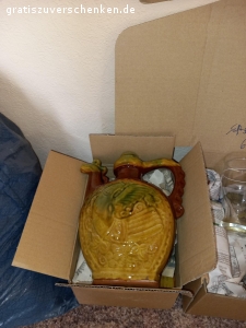 verschiedene Dekoartikel. DEKO aus Keramik Kanne mit 6 Bechern(Bild)o.Porzelan (verschidenes Geschirr)o.Glas u.Gardinen(Bilder auf Nachfrage)zu verschenken o.tauschen auf Anfrage