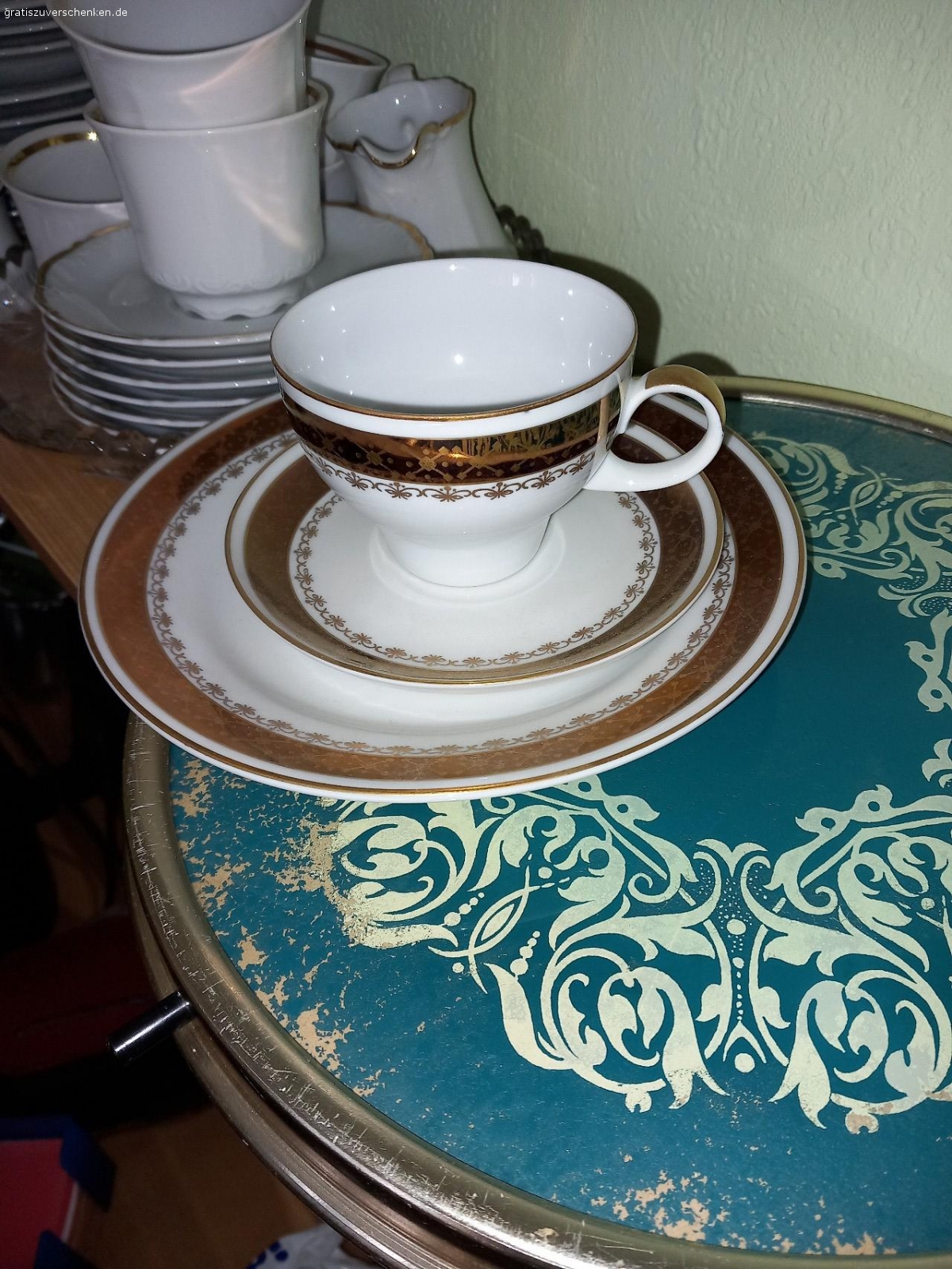 verschiedene Dekoartikel. DEKO aus Keramik Kanne mit 6 Bechern(Bild)o.Porzelan (verschidenes Geschirr)o.Glas u.Gardinen(Bilder auf Nachfrage)zu verschenken o.tauschen auf Anfrage