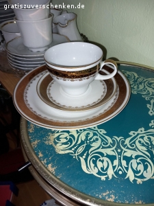 verschiedene Dekoartikel. DEKO aus Keramik Kanne mit 6 Bechern(Bild)o.Porzelan (verschidenes Geschirr)o.Glas u.Gardinen(Bilder auf Nachfrage)zu verschenken o.tauschen auf Anfrage