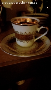 verschiedene Dekoartikel. DEKO aus Keramik Kanne mit 6 Bechern(Bild)o.Porzelan (verschidenes Geschirr)o.Glas u.Gardinen(Bilder auf Nachfrage)zu verschenken o.tauschen auf Anfrage