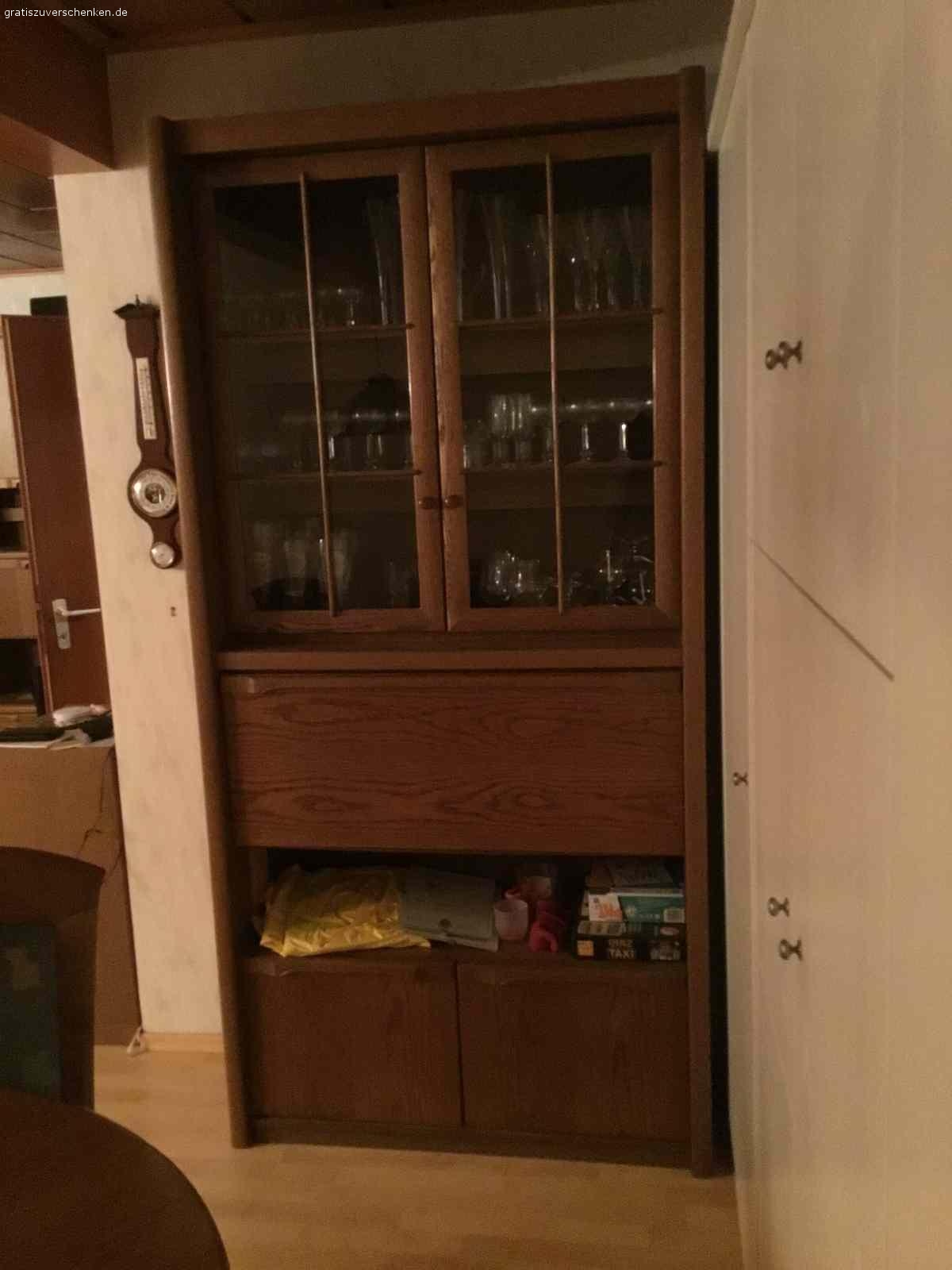 Wohn-/Esszimmerschrank, Eiche rustikal. Oberer Bereich mit zwei Einlegeböden und Glastüren, beleuchtbar. Barfach mit Klapptüre, unteres Fach zweitürig mit einem Einlegeboden. Sehr guter Zustand.
Maße: Höhe 2,20 m, Breite 1,60 m, Tiefe 40 cm
Ohne Inhalt
Zu verschenken an Selbstabholer und -abbauer