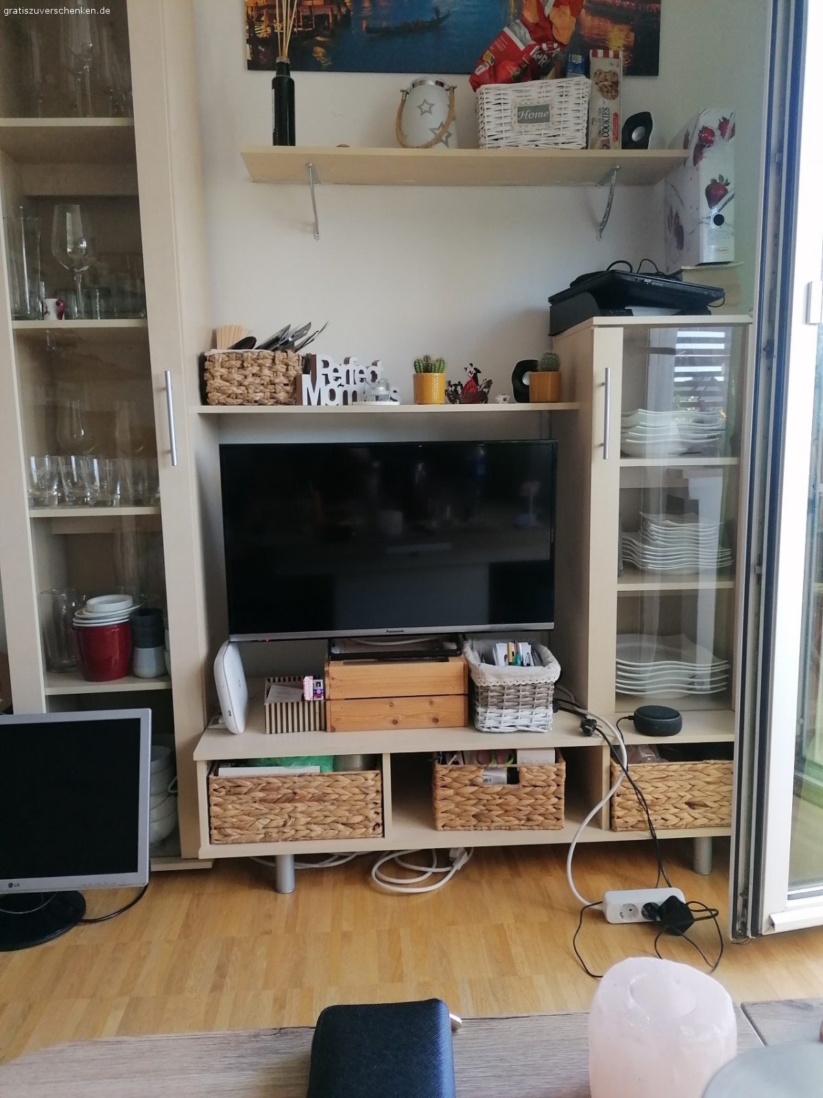 Wohnwand Ahornholz zuverschenken. Hi Zusammen!! :) Hinweis: Abholung bis 15.08. in Obergiesing

Ich habe eine sehr schöne Wohnwand zu Verschenken. als Stauraum nutzen kann Die Regale darüber gehören ebenfalls dazu. Wer Interesse hat, kann sich gerne bei mir melden!! Nur Abholung. Maße: Höhe 200 cm, Breite 165 cm, Tiefe: 37 cm.