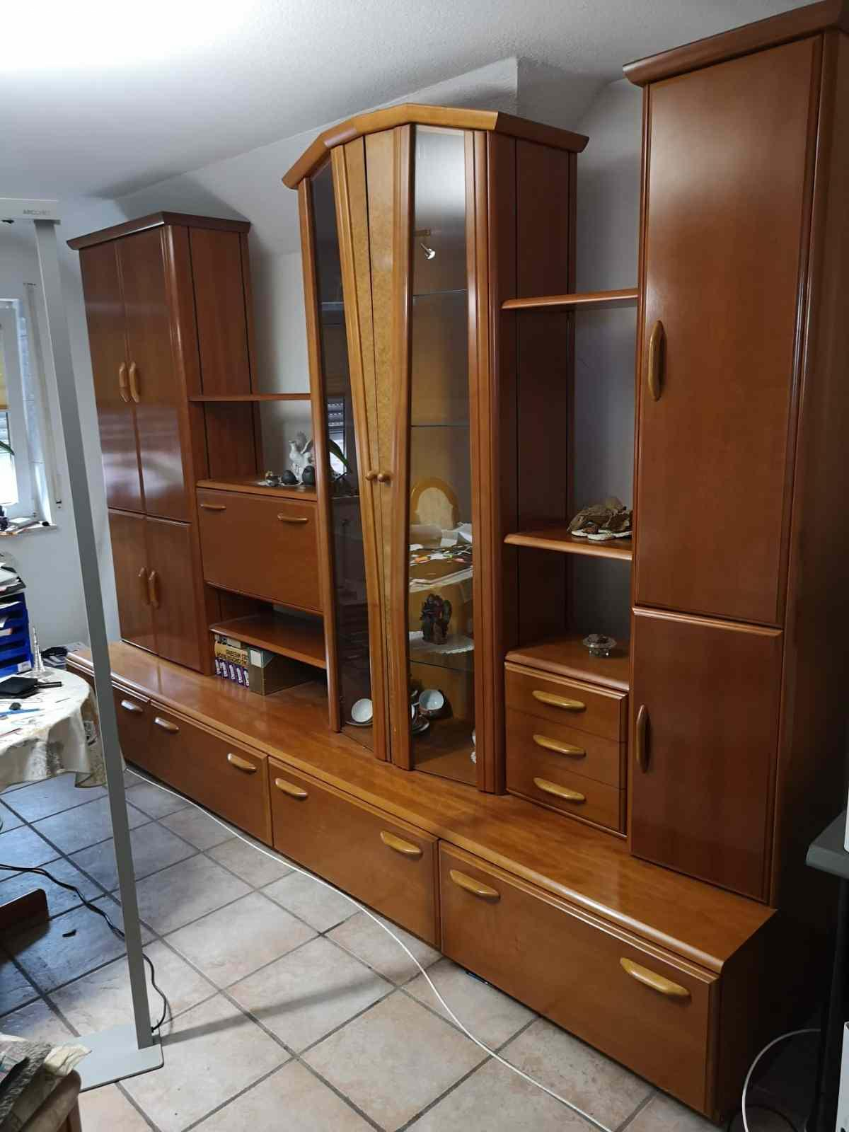 Wohnwand Mustering Holz. Wohnwand mit bar, Regal, Vitrine und Schrank 3m lang aufgebaut
Aktuell abgebaut eingelagert zu verschenken
Zustand gut erhalten.
Nur Abholung in Erding