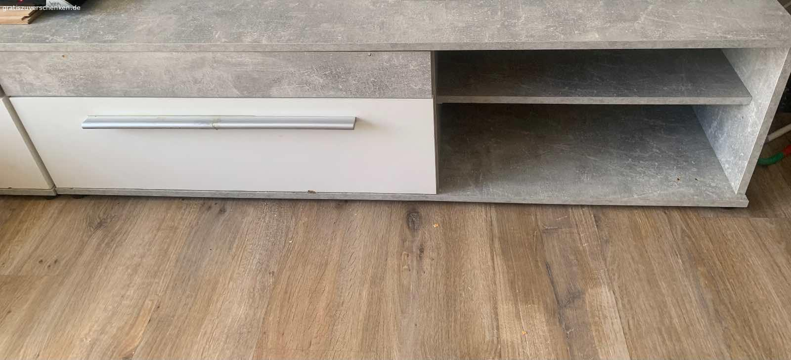 Wohnwand teile. Ich verschenke zwei Wohnwand Teile. 
Maße sind : 130 x 38 x 40 
Ist in Beton Optik 
Mit Gebrauchsspuren, dennoch gut in Schuss.