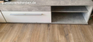 Wohnwand teile. Ich verschenke zwei Wohnwand Teile. 
Maße sind : 130 x 38 x 40 
Ist in Beton Optik 
Mit Gebrauchsspuren, dennoch gut in Schuss.