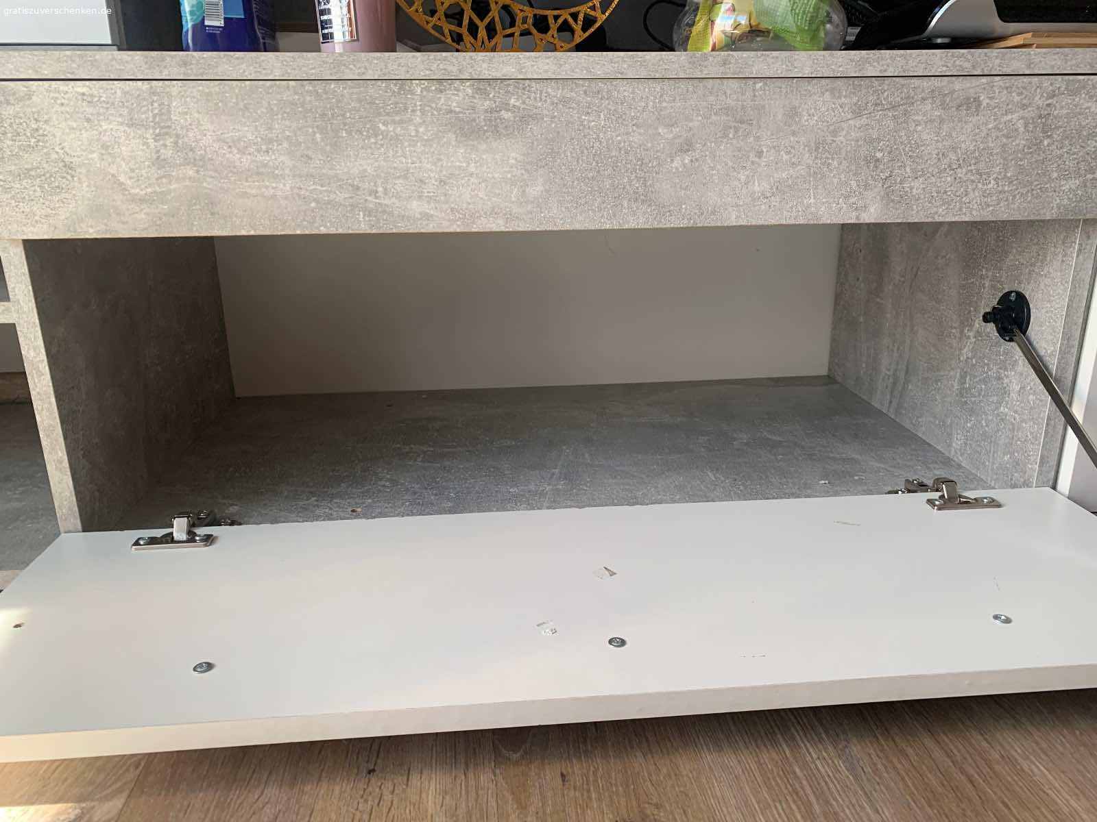 Wohnwand teile. Ich verschenke zwei Wohnwand Teile. 
Maße sind : 130 x 38 x 40 
Ist in Beton Optik 
Mit Gebrauchsspuren, dennoch gut in Schuss.