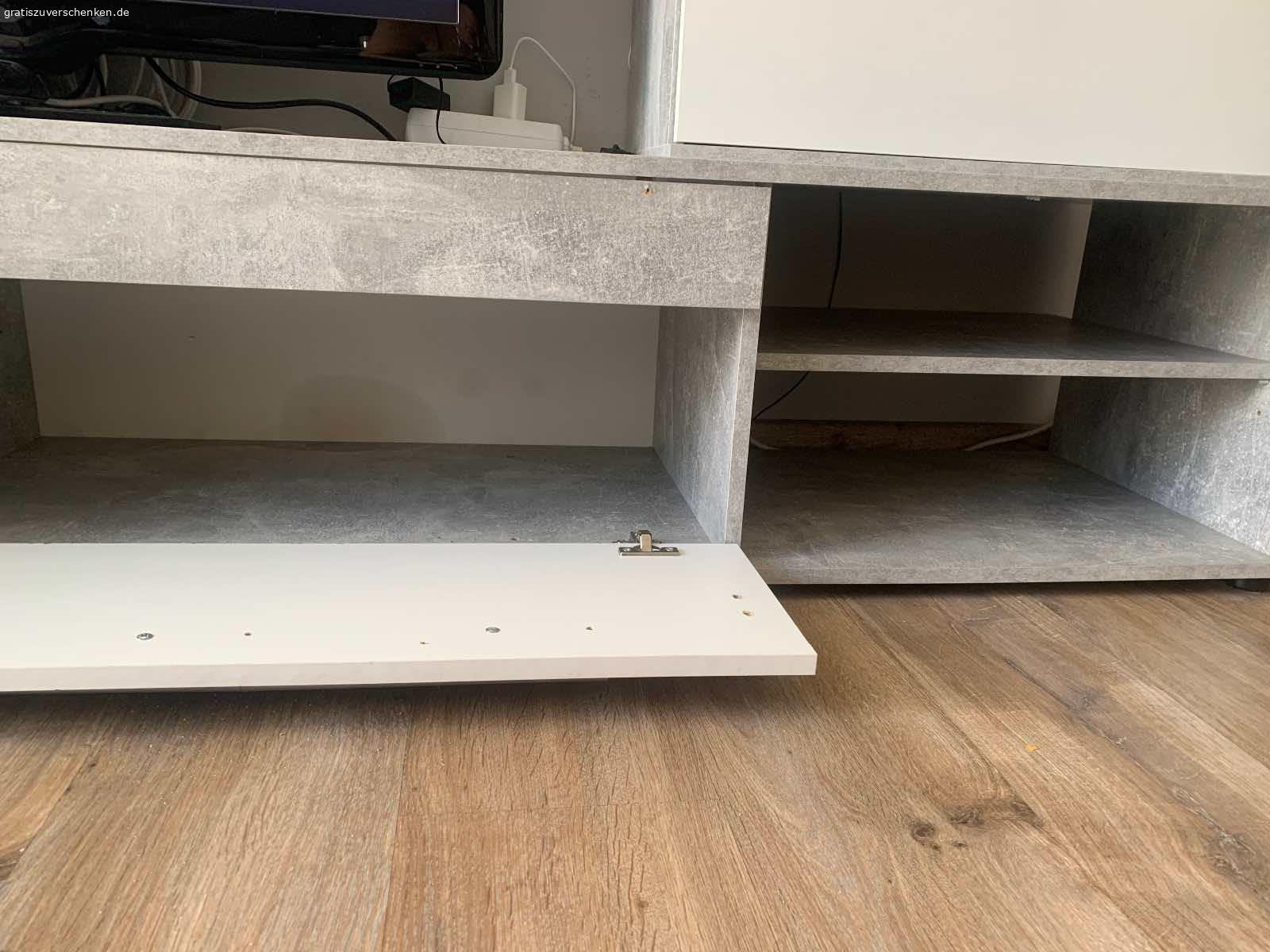 Wohnwand teile. Ich verschenke zwei Wohnwand Teile. 
Maße sind : 130 x 38 x 40 
Ist in Beton Optik 
Mit Gebrauchsspuren, dennoch gut in Schuss.