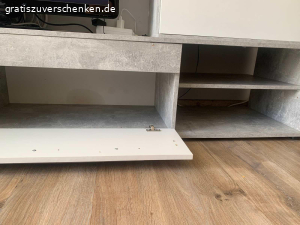 Wohnwand teile. Ich verschenke zwei Wohnwand Teile. 
Maße sind : 130 x 38 x 40 
Ist in Beton Optik 
Mit Gebrauchsspuren, dennoch gut in Schuss.