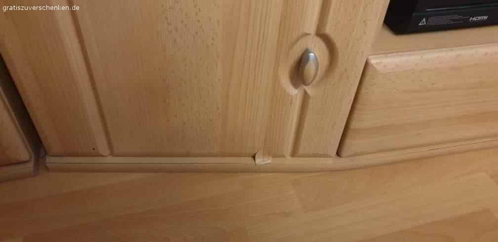 Wohnwand zu verschenken. Wohnwand zu verschenken. Mit kleinen Gebrauchsspuren (siehe Fotos). Bei Fragen gerne melden. Natürlich kann man auch gerne persönlich anschauen.

Nur Abholung!