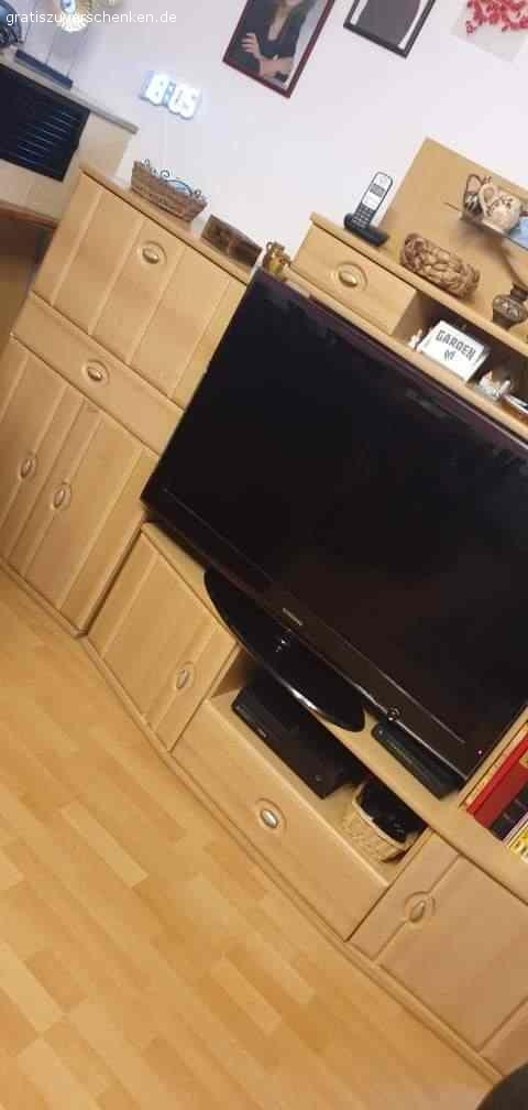 Wohnwand zu verschenken. Wohnwand zu verschenken. Mit kleinen Gebrauchsspuren (siehe Fotos). Bei Fragen gerne melden. Natürlich kann man auch gerne persönlich anschauen.

Nur Abholung!