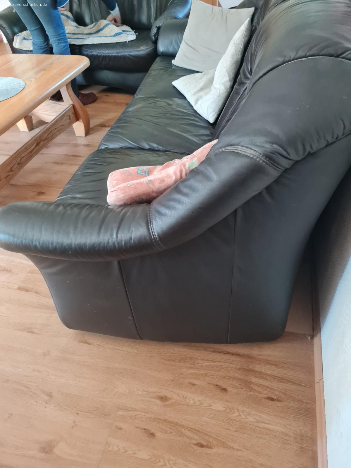 Wohnzimmer Einrichtung komplett. Wohnzimmer Mobiliar Leder Garnitur 3 Teile Wohnzimmer Schrank Fernseh unter Schrank. Seidbord. Buche massive  .Zu verschenken Fahrzeug und jemanden zum Abtransport da müssten es 2 Personen sein Möbel Stehen im Erdgeschoss.  Die Möbel Müssten spätestens bis zum 5.7 bei Interesse auch verbindlich Abgeholt werden.