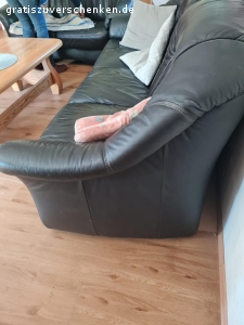 Wohnzimmer Einrichtung komplett. Wohnzimmer Mobiliar Leder Garnitur 3 Teile Wohnzimmer Schrank Fernseh unter Schrank. Seidbord. Buche massive  .Zu verschenken Fahrzeug und jemanden zum Abtransport da müssten es 2 Personen sein Möbel Stehen im Erdgeschoss.  Die Möbel Müssten spätestens bis zum 5.7 bei Interesse auch verbindlich Abgeholt werden.